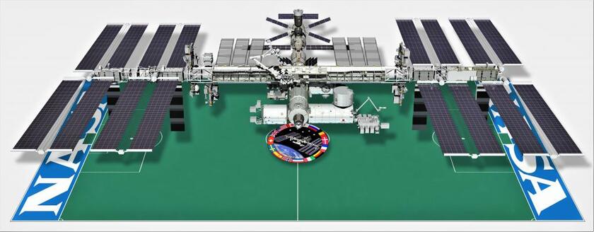 国際宇宙ステーション（ISS）はサッカーコートと同じくらいの大きさ。左右には、太陽電池パドルが広がっている／（C）NASA