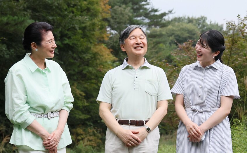 那須御用邸敷地内を散策する天皇ご一家。陛下の頭についた蚊を愛子さまが払い「もう大丈夫」と、にっこりする場面もあった=2024年9月12日午後4時37分、栃木県那須町