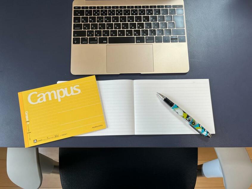 【ノートは半分サイズ】
ＣａｍｐｕｓのハーフサイズがＰＣの手前スペースにジャストフィット（撮影／編集部・高橋有紀）