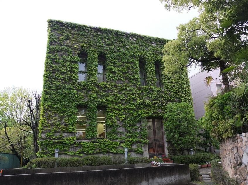 新刊にも図書館が登場するなど、村上春樹と図書館は切っても切れない。写真は村上作品にも登場した兵庫県芦屋市立図書館打出分室(撮影/編集部・大川恵実)