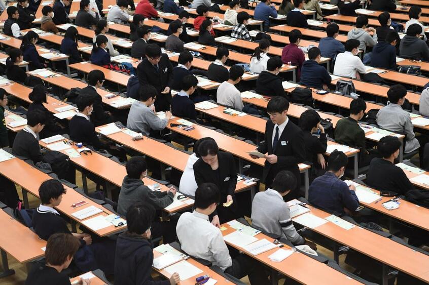 共通テストは「第1日程の本試験」「第2日程および本試験の追試」、第2日程が病気などで受けられなかった場合の「特例追試」と3段階組まれている。写真は、今年1月の最後のセンター試験(写真/朝日新聞社)