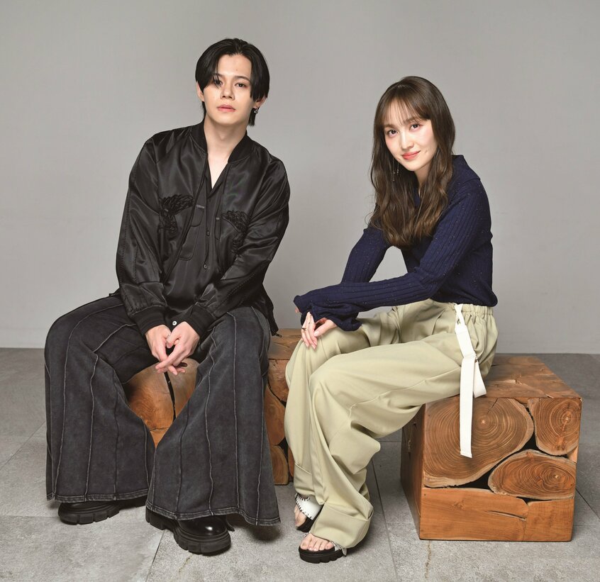 カイさんと百田夏菜子さん(hair & make up RIKO 菅井彩佳/styling 滝沢真奈 東 正晃/costume ete DISPATCHER NO.8/TODAYFUL Jewel tree VEJE/撮影 門間新弥)