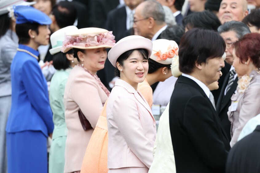 春の園遊会で出席者と話す愛子さま=2024年4月23日、東京・元赤坂