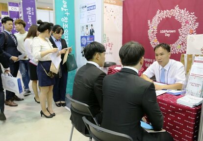 就職は「超氷河期」。昨年9月に韓国政府と経済界が大邱で開いた就職説明会には、約1万5千人が詰めかけた (c)朝日新聞社