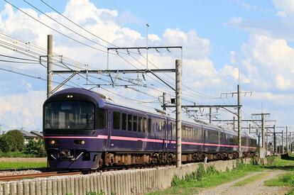 485系特急形電車を改造したお座敷列車「華」(写真:photolibrary)