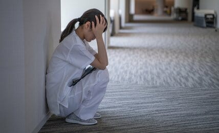 たった6千円！　月平均26万円の看護師の基本給、12年前と比べた上昇幅はわずか　低賃金ほど離職率が高い傾向　日本看護協会
