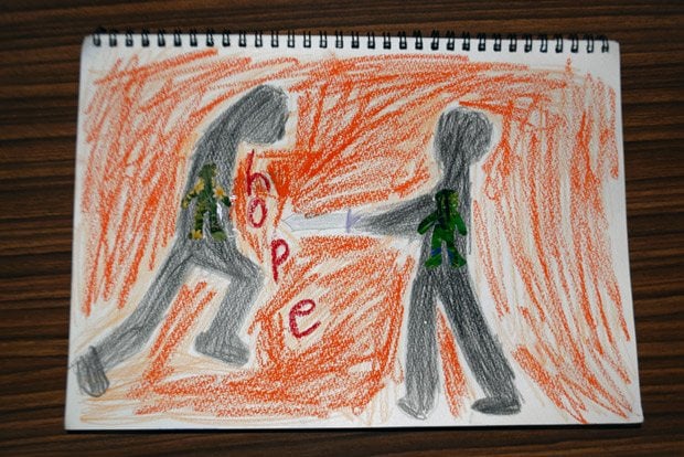 15歳の少年が描いた絵。ナイフを向けられる自分と、「Ｈｏｐｅ」の文字（撮影／石井志昂）