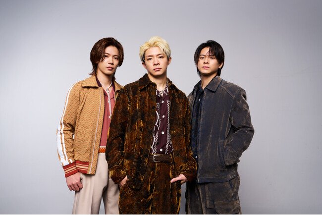写真・図版(1枚目)| Number_i、J-WAVE(81.3FM)に初の生出演決定! 8/12(火)オンエアの『STEP ONE』内「MUSIC+1」コーナーに3人揃って登場。