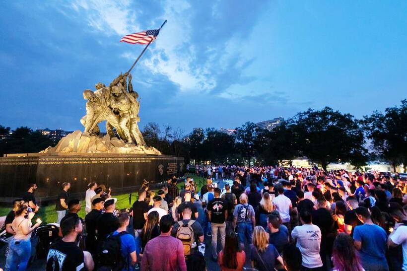 アフガン戦争での最後の米軍戦死者となった11人の海兵隊員、1人の海軍衛生兵、1人の陸軍兵士を追悼するため海兵隊モニュメントに多くの人が集まった／8月28日、米国ワシントン（写真：米海兵隊提供）