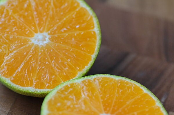 極早生みかんの断面 緑の薄皮とオレンジの果実のコントラストが鮮やか