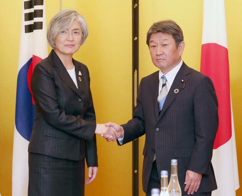 握手を交わす茂木敏充外相（右）と韓国の康京和外相／２０１９年１１月２３日、名古屋市内で　（ｃ）朝日新聞社