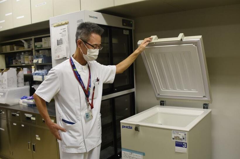国内各地の医療機関には、新型コロナウイルスワクチンを保存する超低温冷凍庫が続々と搬入されている　（ｃ）朝日新聞社