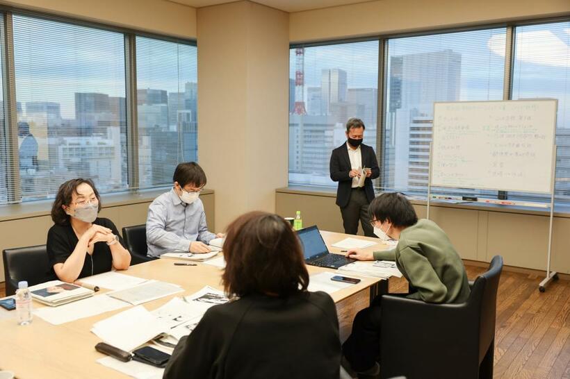 ４人の選考委員が互いに意見を出し合って選んでいく（撮影／写真映像部・加藤夏子）