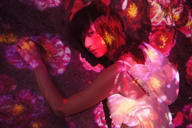 伊藤千晃、デジタル・シングルの妖艶で美しいMV公開