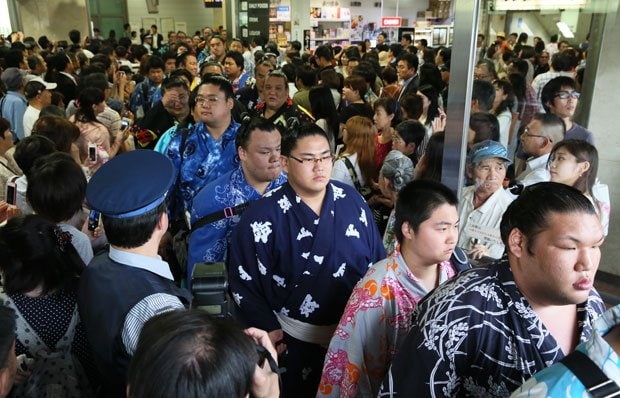 大勢の人たちの出迎えを受けながらＪＲ名古屋駅に到着した力士ら＝６月２６日午後、細川卓撮影（ｃ）朝日新聞社