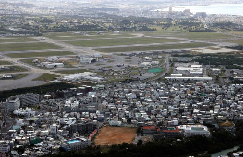 米軍基地が集中する沖縄県。嘉手納基地では住宅地のそばに滑走路があり、軍用機が頭上を飛び交う