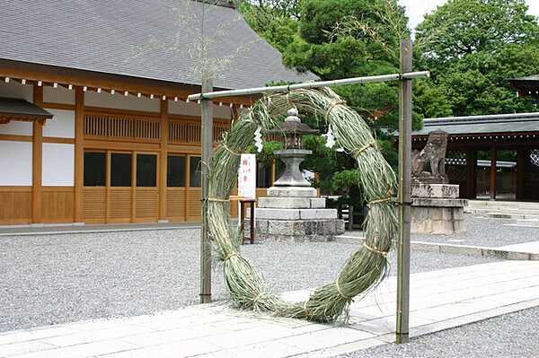 神社に飾られる「茅の輪」