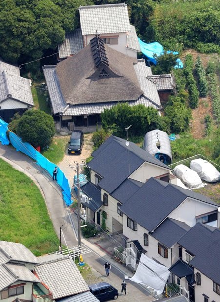 奥に見える茅葺き屋根の住宅が竹島容疑者が住んでいた、祖父の南部さん宅　（ｃ）朝日新聞社