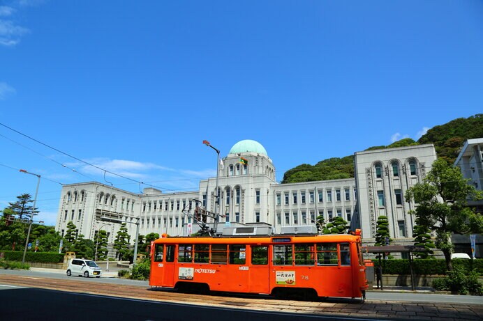 愛媛県庁の前を走る「みかん電車」