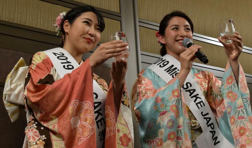 ワイングラスで乾杯の音頭をとる「Miss　SAKE　JAPAN」