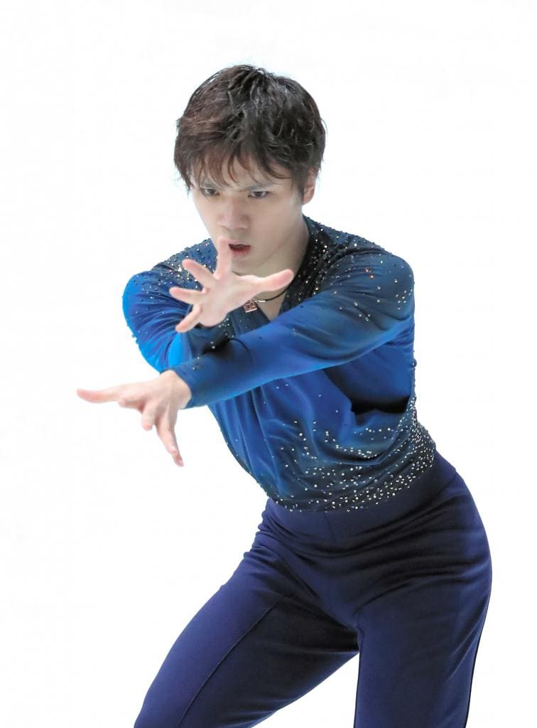 宇野昌磨は表彰式の時、痛みを抑えるため運動靴で１位の台に登壇。２位の高橋、３位の田中刑事と同じ背の高さになると、背比べの真似をしてみせた　（ｃ）朝日新聞社