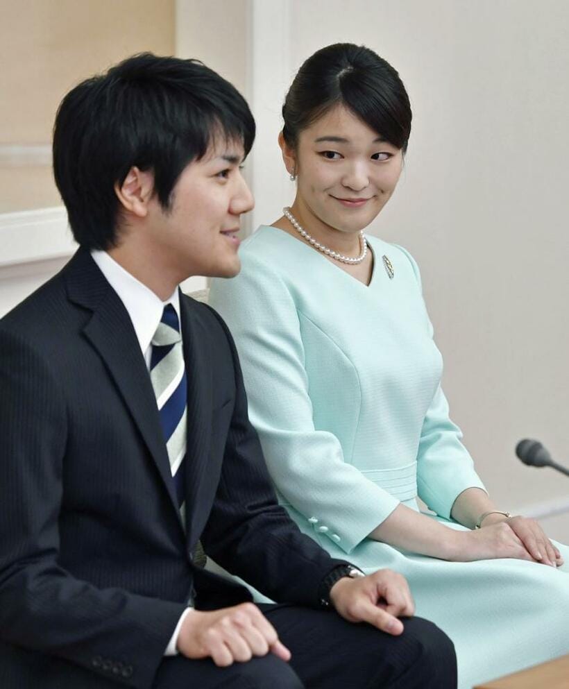 婚約内定会見で小室圭さんを優しく見つめる眞子さま(Ｃ)朝日新聞社