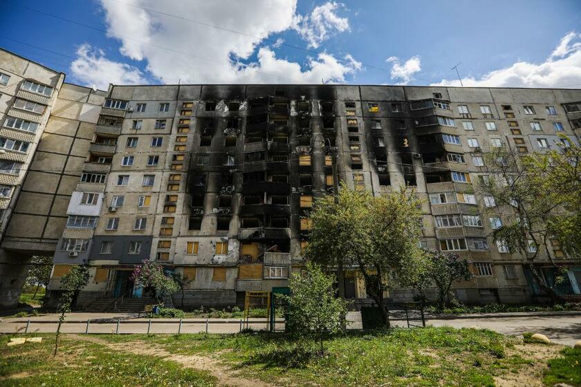 ロシア軍の砲撃で破壊されたウクライナ東部の都市ハルキウの集合住宅（Getty Images）
