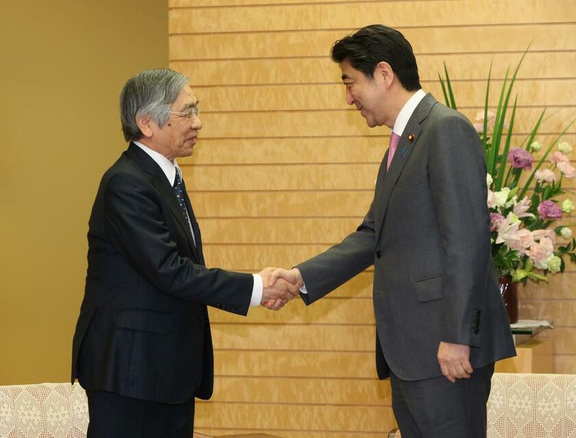 黒田東彦日銀総裁と握手する安倍元首相