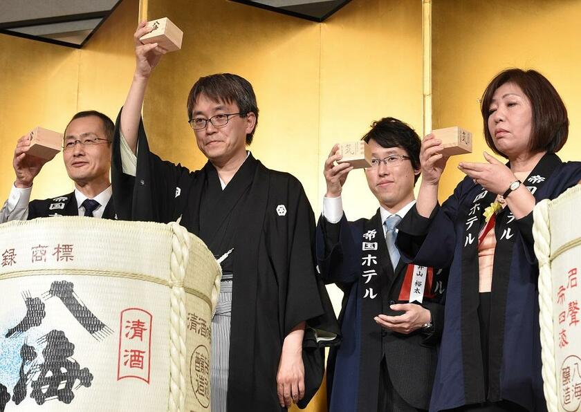 祝賀会での羽生善治永世七冠＝2018年5月