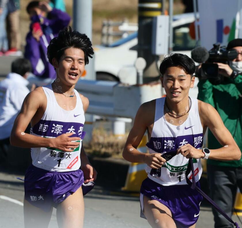 全日本大学駅伝で素晴らしい走りを披露した駒澤大の1年・山川拓馬（左）とタスキを受け取る篠原倖太朗（右）