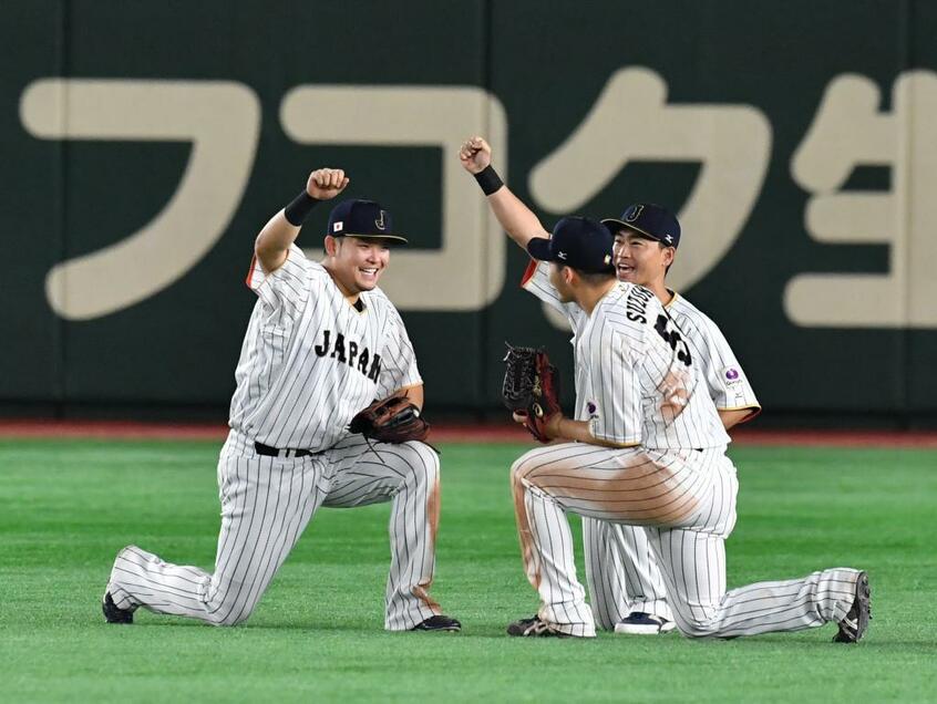 侍ジャパンの筒香(DeNA・一番左)(c)朝日新聞社
