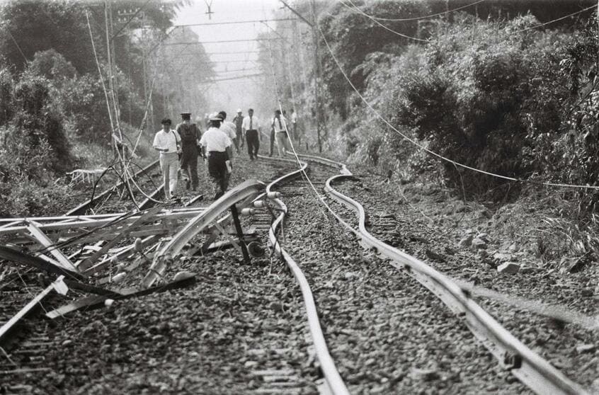 猛暑になると、熱でレールが曲がることがある。写真は1977年8月5日、名鉄名古屋本線で曲がったレール (C)朝日新聞社