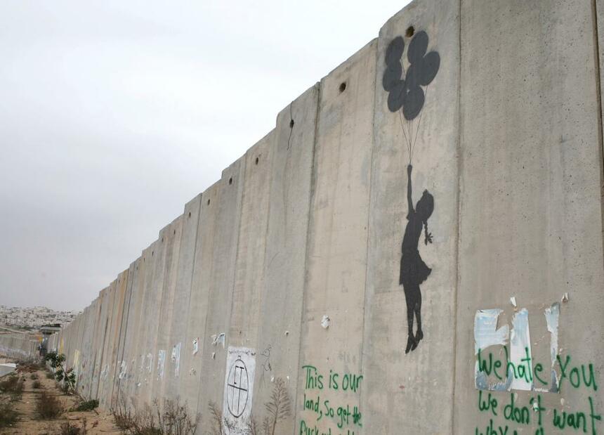 「分離壁に描かれた少女と風船」／2006年撮影／イスラエルとパレスチナを隔てる分離壁に描かれた、風船で壁を飛び越えようとする少女　（ｃ）朝日新聞社