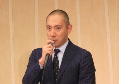 会見する市川海老蔵
