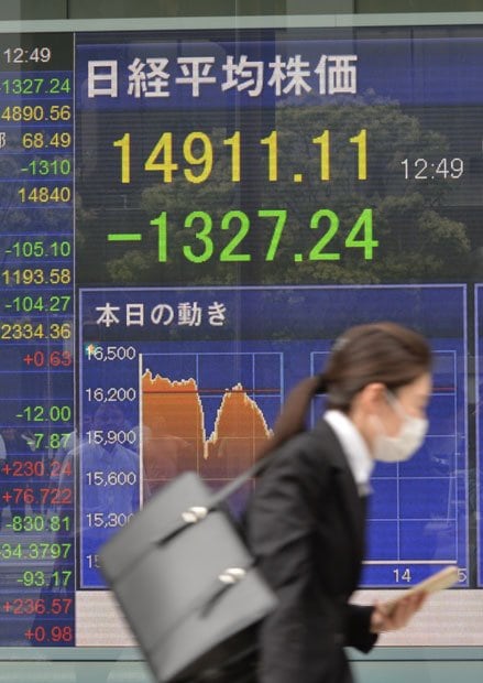 英国のＥＵ離脱が確実になった６月２４日の東京市場はパニック状態に。日経平均の１日の下げ幅としてはリーマン・ショック時を上回った　（c）朝日新聞社