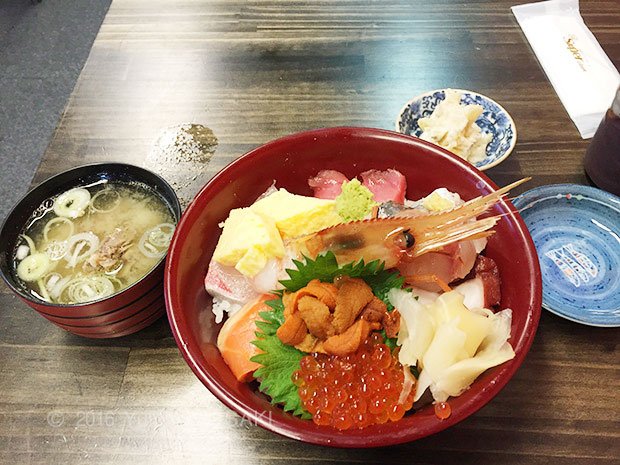 「築地のどんぶり屋」の海鮮丼。まさに、目利きの海鮮丼だ（撮影／岩崎有一）