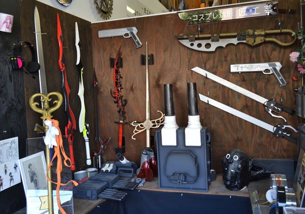 匠工芸には、さまざまな形のプラスチック武器が展示されている