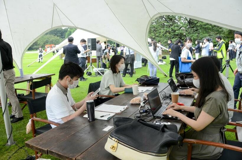 ７月２２日、東京・新宿御苑の敷地内に設置されたテントでワーケーションを体験する人たち　（ｃ）朝日新聞社
