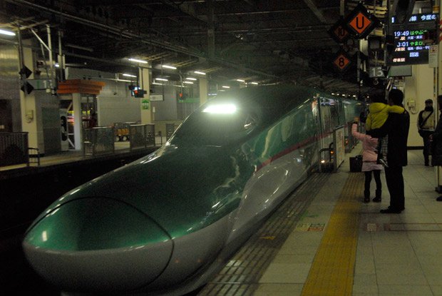 東北新幹線で使われているE5系。壁際にコンセントがあるのは今や当たり前になっている