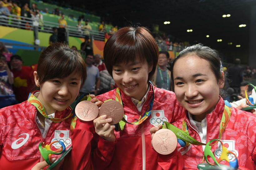 リオ五輪で女子団体の銅メダルを手にする（左から）福原愛、石川佳純、伊藤美誠（C)朝日新聞社