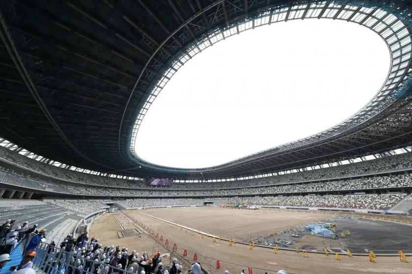 公開された新国立競技場の内部。観客席を覆う屋根は完成していた　（ｃ）朝日新聞社