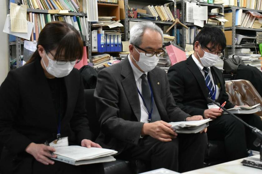 記者会見で水増し請求について説明する大阪府枚方市の担当者ら＝２０２３年２月１０日