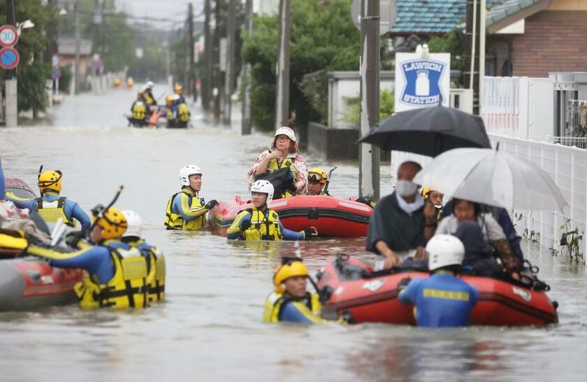 連日降り続いた激しい豪雨により、冠水して孤立した地域も。住民らは救命ボートで救助された／７月７日、福岡県大牟田市　（ｃ）朝日新聞社