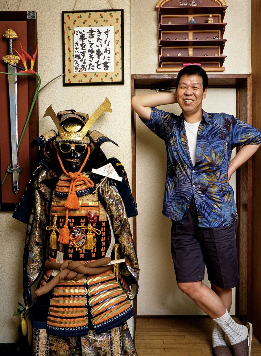 かつての仕事場でのポートレート。通販で購入した鎧と助手が贋作した実篤の色紙。色紙と鎧は本展でも展示されている(写真:新潮社提供)