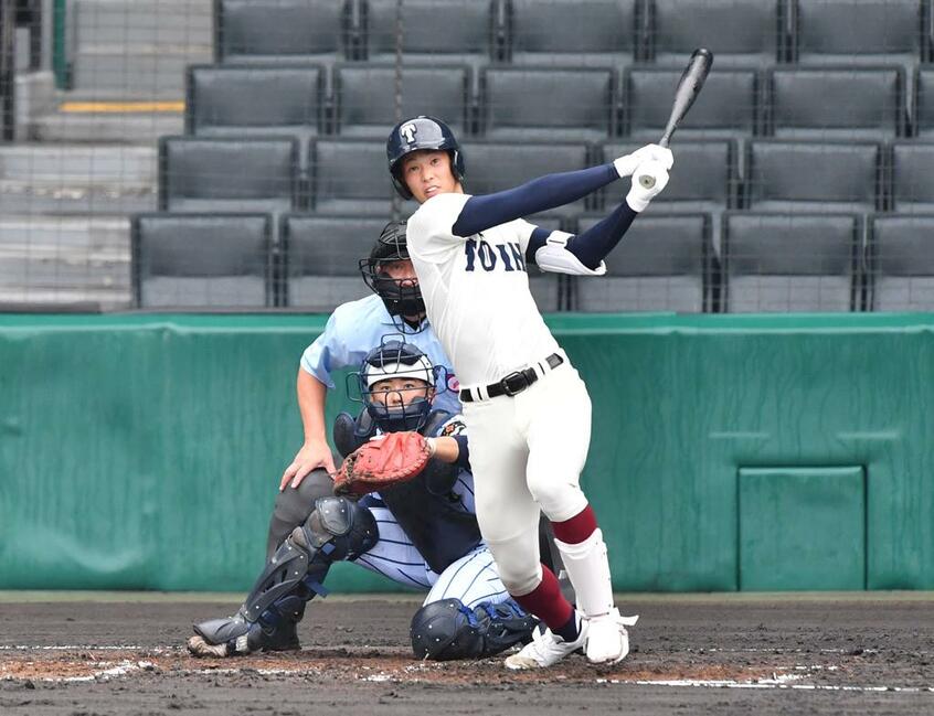 東海大菅生戦でバックスクリーンに本塁打を放った大阪桐蔭の花田 (c)朝日新聞社
