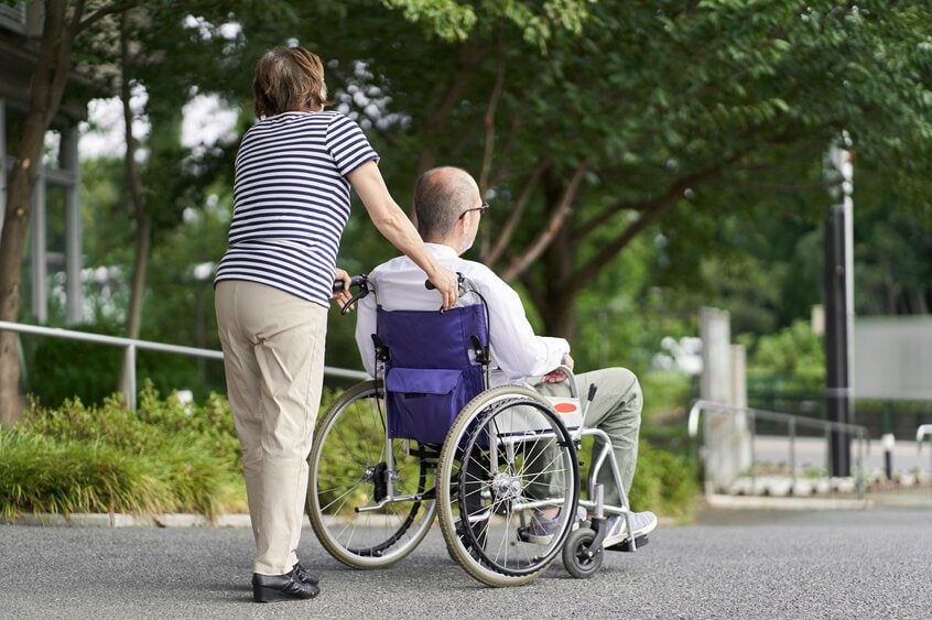 75歳以上の約3割、85歳以上の約6割が要介護認定を受けている日本。誰にでも起きうるその未来、多くの場合で「まず最初にお世話になる介護」が、訪問介護だ(写真:gettyimages)