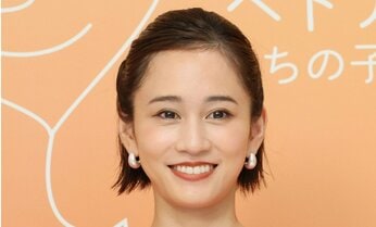“目バキバキ顔”が話題「前田敦子」 AKB時代を「だまされた」と全否定し今は“再婚”に興味津々