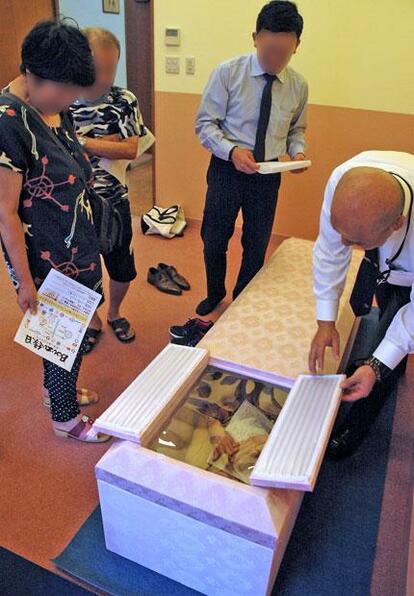 入棺体験などの終活イベントが各地で開かれている(写真と本文は直接関係ありません) (c)朝日新聞社