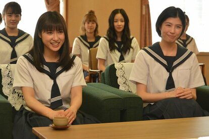 福井県知事を表敬訪問した土屋太鳳（左）と佐久間由衣らドラマ「チア☆ダン」の出演者　（c）朝日新聞社