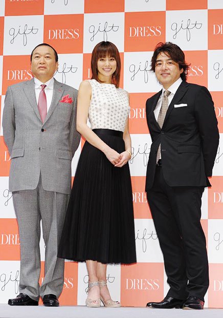 新雑誌「DRESS」の表紙を飾るのは米倉涼子さん。山本編集長（右）の「しばらく結婚は……」というプレッシャーに苦笑い。結婚願望は肯定（撮影／写真部・関口達朗）